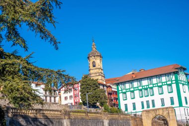 Fuenterrabia ya da Gipuzkoa Hondarribia belediyesi. Bask Ülkesi. Hüküm giymiş Meryem 'in kilisesinin manzarası.