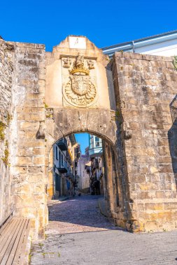 Fuenterrabia ya da Gipuzkoa Hondarribia belediyesi. Bask Ülkesi. Santa Maria duvarındaki kapı