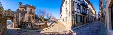 Fuenterrabia ya da Gipuzkoa Hondarribia belediyesi. Bask Ülkesi. Ana caddedeki panoramik ve Santa Maria duvarındaki kapı