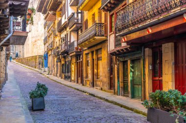 Fuenterrabia ya da Gipuzkoa Hondarribia belediyesi. Bask Ülkesi. Arka planda eski kasabanın ana caddesi ve Santa Maria kilisesi var.