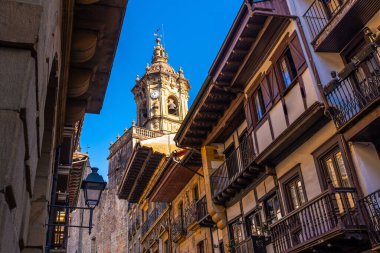 Fuenterrabia ya da Gipuzkoa Hondarribia belediyesi. Bask Ülkesi. Arka planda Santa Maria kilisesinin ana caddesinden görüntü var.