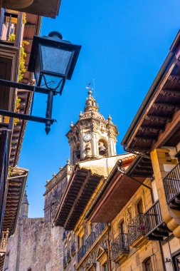 Fuenterrabia ya da Gipuzkoa Hondarribia belediyesi. Bask Ülkesi. Arka planda Santa Maria kilisesinin kubbesinin ayrıntıları var.