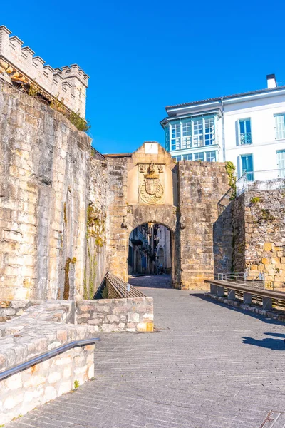 stock image Fuenterrabia or Hondarribia municipality of Gipuzkoa. Basque Country. Entrance gate in the wall of Santa Maria