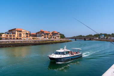 Fransız Bask Bölgesi 'nin sahilindeki Capbreton köyü, Fransa' da bir tekneye binen turistler.