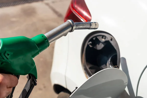 Fechar Uma Mão Com Gasolina Reabastecimento Arma Combustível Diesel Carro — Fotografia de Stock