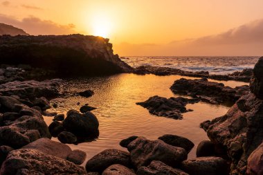El Hierro Adası. Kanarya Adaları, gün batımında Charco Azul 'un doğal havuzu manzarası.