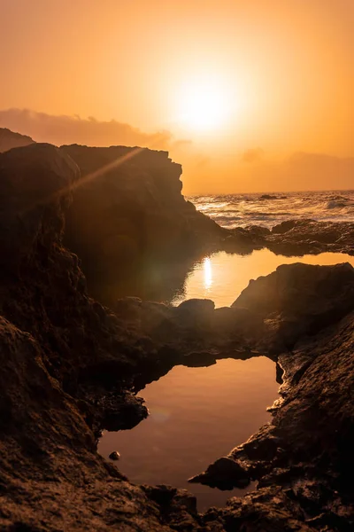 El Hierro Adası. Kanarya Adaları, gün batımında Charco Azul 'un doğal havuzunda güzel bir manzara.