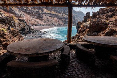 El Hierro Adası 'ndaki Verodal plajında yemek ve barbekü alanları. Kanarya Adaları