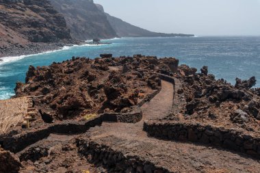 El Hierro Adası 'ndaki Verodal sahilindeki volkanik taşların yolu. Kanarya Adaları