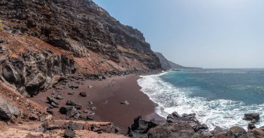 Verodal plajının panoramiği, El Hierro adasındaki güzel volkanik taşlar. Kanarya Adaları