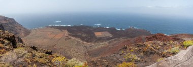 El Hierro 'nun güneybatı kıyısındaki Lomo Negro bakış açısından panoramik manzara. Kanarya Adaları