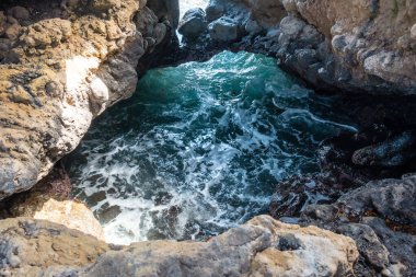 El Hierro 'nun güneybatı kıyısında Muelle de Orchilla' da taş mağaraları olan güzel bir sahil şeridi. Kanarya Adaları