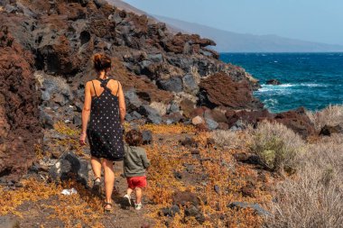 Anne ve oğlu El Hierro 'nun güneybatı kıyısındaki Muelle de Orchilla' da patikada. Kanarya Adaları