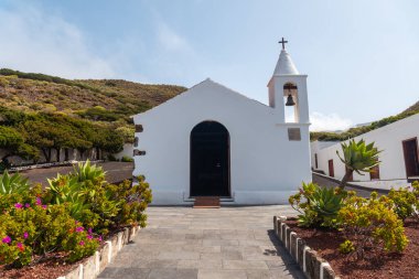 El Hierro, Kanarya Adaları 'ndaki Ermita de la Virgen de los Reyes bahçeleri ile giriş