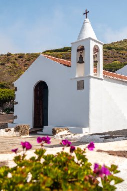 El Hierro, Kanarya Adaları 'ndaki Virgen de los Reyes' in Hermitage 'ında değerli çiçekler