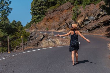 El Hierro, Kanarya Adaları 'ndaki El Julan bakış açısının yanında yürüyen bir kadın turist.