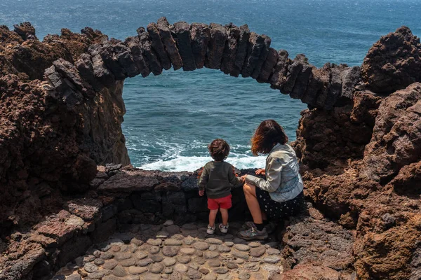 Anne Oğlu Tatilde Hierro Adası Ndaki Verodal Plajında Denize Bakıyor — Stok fotoğraf