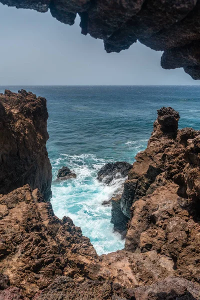 Μια Αψίδα Από Ηφαιστειακές Πέτρες Στη Θάλασσα Στην Παραλία Verodal — Φωτογραφία Αρχείου