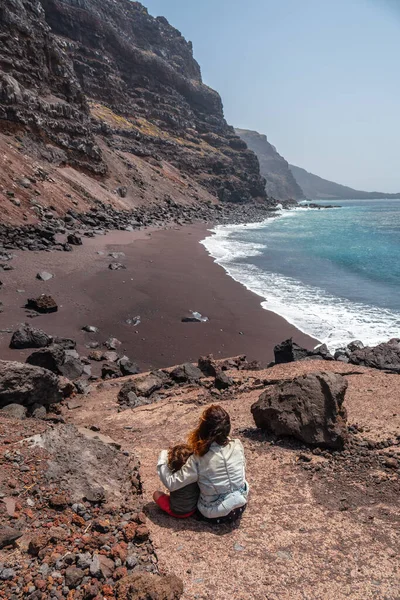 Matka Syn Dovolené Sedí Pláži Verodal Ostrově Hierro Kanárské Ostrovy — Stock fotografie