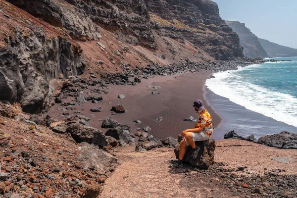 Turist Sitter Stranden Verodal Hierro Kanarieöarna — Stockfoto