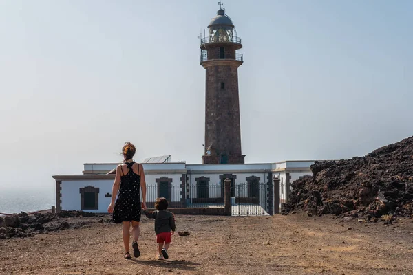 Μητέρα Και Γιος Επισκέπτονται Τον Όμορφο Φάρο Orchilla Στο Νησί — Φωτογραφία Αρχείου