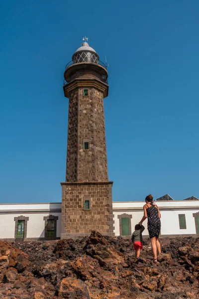 母亲和儿子参观了美丽的奥基拉灯塔在西南方的埃尔黑罗 加那利群岛 — 图库照片