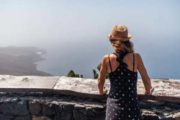 Een Toeristische Vrouw Het Uitzichtpunt Julan Hierro Canarische Eilanden — Stockfoto