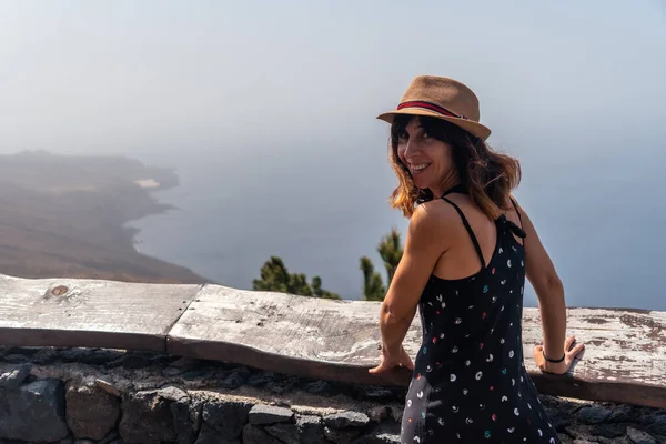Uma Turista Feminina Com Chapéu Miradouro Julan Hierro Ilhas Canárias — Fotografia de Stock
