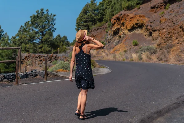 Uma Turista Feminina Caminhando Lado Miradouro Julan Hierro Ilhas Canárias — Fotografia de Stock