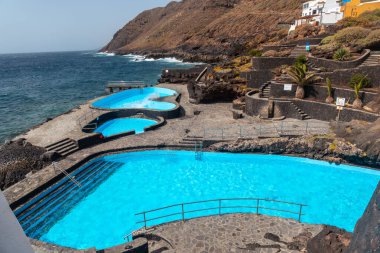 La Caleta köyünün havuzu El Hierro, Kanarya Adaları 'ndaki deniz kenarında.