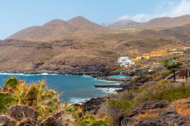 La Caleta köyünün güzel kıyıları El Hierro, Kanarya Adaları 'ndaki deniz kenarında, bir yaz sabahı