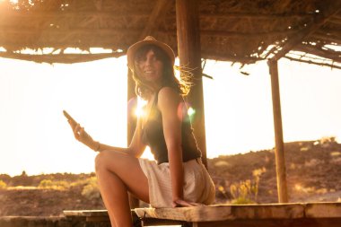 El Hierro, Kanarya Adaları 'ndaki Tacoron sahilinde gün batımında bir kadın turistin portresi.