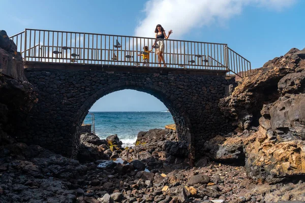 Μια Μητέρα Γιο Της Μια Πέτρινη Γέφυρα Δίπλα Στη Θάλασσα — Φωτογραφία Αρχείου