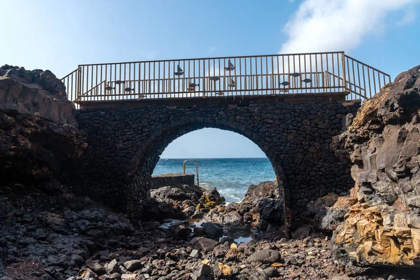 Πέτρινη Γέφυρα Δίπλα Στη Θάλασσα Στο Hierro Κανάρια Νησιά — Φωτογραφία Αρχείου