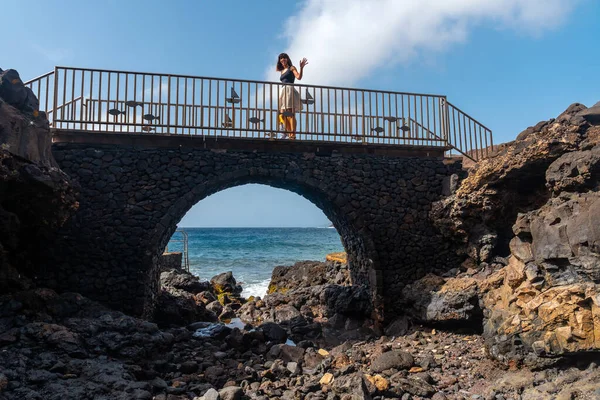 Matka Synem Kamenném Mostě Moře Hierro Kanárské Ostrovy — Stock fotografie