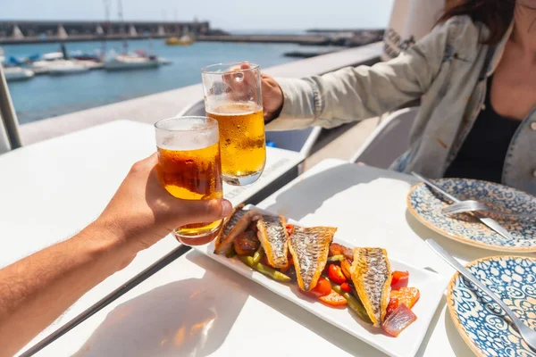 Par Tostadas Con Cerveza Junto Mar Comiendo Pescado Frito Comida — Foto de Stock
