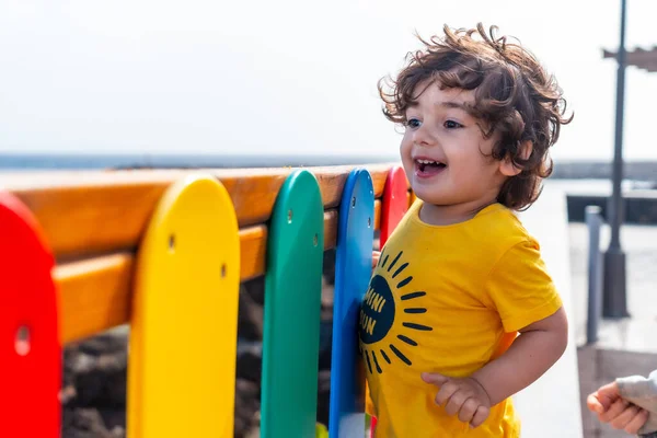 Dwuletni Chłopiec Uśmiechnięty Śmiejący Się Parku Kolorowymi Lasami Zabawa Dla — Zdjęcie stockowe