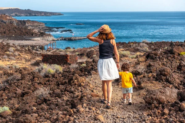 Anne Oğlu Tatilde Hierro Kanarya Adaları Ndaki Tacoron Sahilinde Yürüyor — Stok fotoğraf