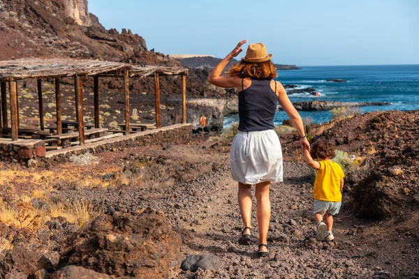 Anne Oğlu Hierro Kanarya Adaları Ndaki Tacoron Sahilinde Tatildeler — Stok fotoğraf