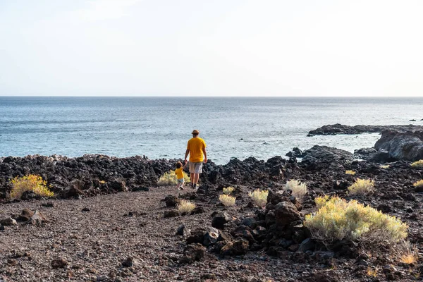 Otec Svým Synem Kráčí Pláži Tacoron Hierro Kanárské Ostrovy — Stock fotografie