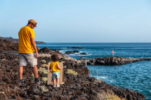 Oğlu Ile Birlikte Hierro Kanarya Adaları Ndaki Tacoron Sahilinde Yürüyen — Stok fotoğraf