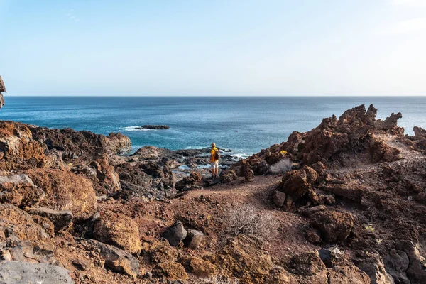 Turista Apreciando Paisagem Uma Trilha Vulcânica Praia Tacoron Hierro Ilhas — Fotografia de Stock