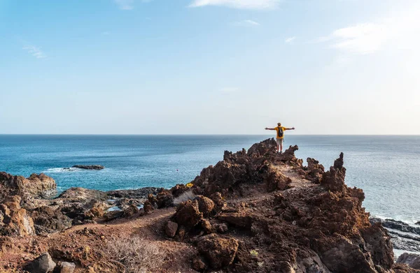 Turista Otevřenou Náručí Sopečné Stezce Pláži Tacoron Hierro Kanárské Ostrovy — Stock fotografie
