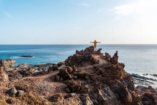 Turista Otevřenou Náručí Sopečné Stezce Pláži Tacoron Hierro Kanárské Ostrovy — Stock fotografie