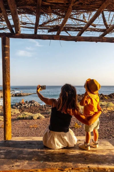 Matka Syn Dovolené Fotografování Pláži Tacoron Hierro Kanárské Ostrovy Chlapec — Stock fotografie