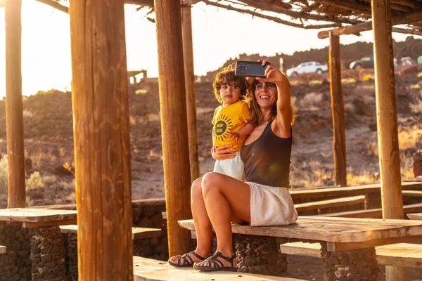 Мать Сын Отпуске Фотографируются Пляже Такорон Эль Йерро Канарские Острова — стоковое фото