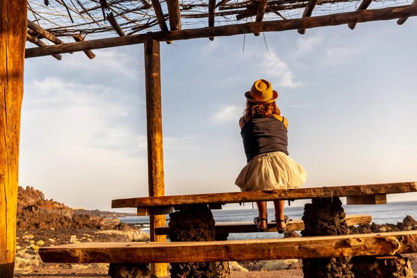 Turistka Při Západu Slunce Pláži Tacoron Hierro Kanárské Ostrovy Sedět — Stock fotografie