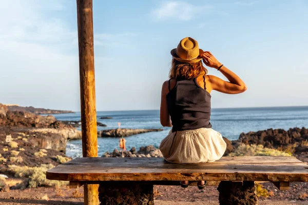 Toeristische Vrouw Bij Zonsondergang Tacoron Strand Hierro Canarische Eilanden Met — Stockfoto