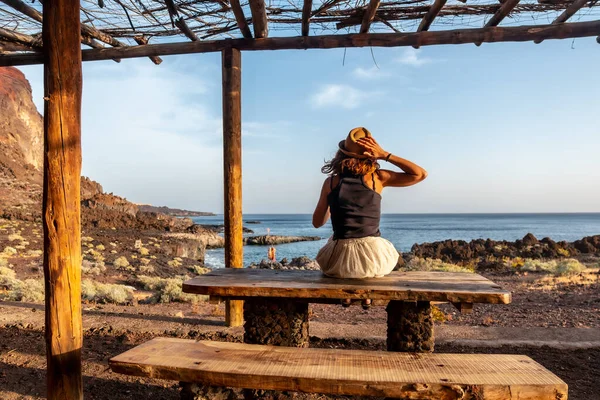 Turistkvinna Vid Solnedgången Stranden Tacoron Hierro Kanarieöarna Med Halmhatt — Stockfoto