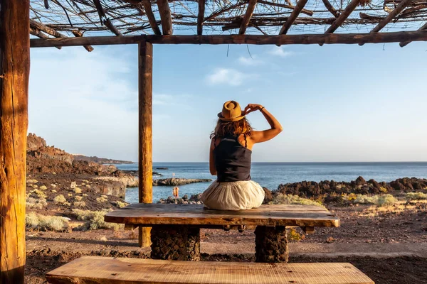 Turistkvinna Med Ryggen Vänd Vid Solnedgången Stranden Tacoron Hierro Kanarieöarna — Stockfoto